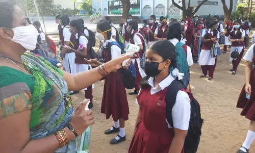 கோவையில் பள்ளி, கல்லூரிகள் திறப்பு: மாணவர்கள் உற்சாகம்