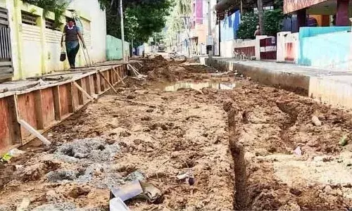 சேறும், சகதியுமாய் இருக்கும் ஆரம்ப சுகாதார நிலையத்துக்கு செல்லும் சாலை