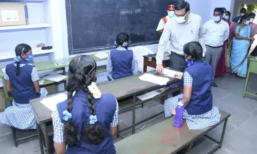 கொரோனோ தடுப்பு முறைகள் பின்பற்றப்படுகிறதா? பள்ளியில் கலெக்டர் ஆய்வு