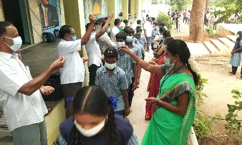 மாணவர்களுக்கு மலர்தூவி உற்சாக வரவேற்பு அளித்த ஆசிரியர்கள்