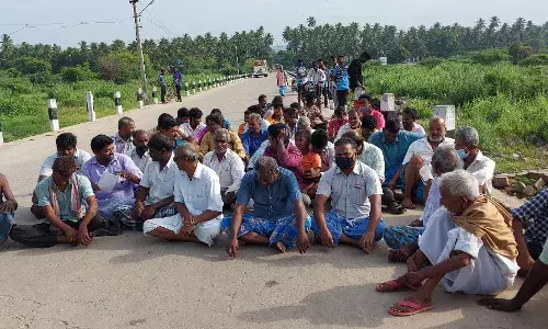 வாணியம்பாடி அருகே விவசாயிகள் சாலை மறியல்