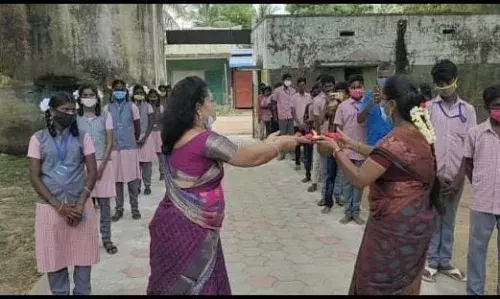பள்ளிக்கு வந்த மாணவர்களை ஆரத்தி எடுத்து வரவேற்ற ஆசிரியர்கள்..!