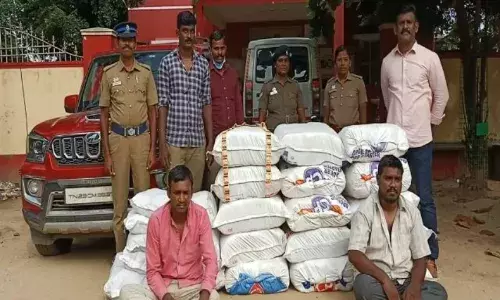 வாணியம்பாடி அருகே தடைசெய்யப்பட்ட புகையிலைபொருட்களை கடத்தியவர்கள் கைது