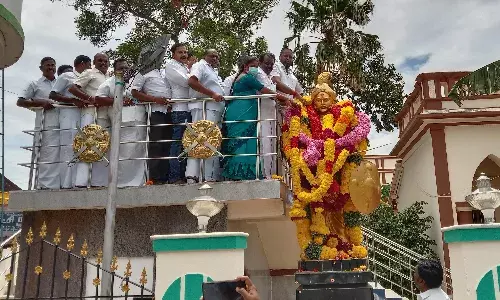 நெல்கட்டும்செவலில் பூலித்தேவன் பிறந்த நாள் விழா: அதிமுகவினர் மாலை அணிவித்து மரியாதை