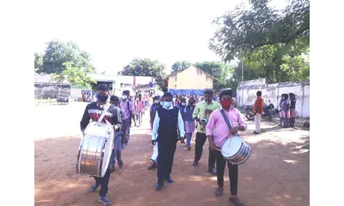 பேண்ட் வாத்தியங்கள் முழங்க மலர்தூவி மாணவர்களை வரவேற்ற தலைமை ஆசிரியர்