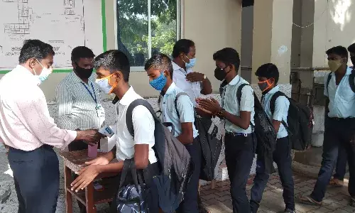 நெல்லையில் கொரோனா நெறிமுறைகளின்படி  பள்ளிகள் திறப்பு: மாணவர்கள் உற்சாகம்