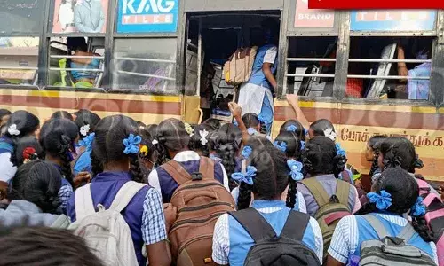 மாலை நேரத்தில் கூடுதல் பேருந்துகளை  இயக்க பெற்றோர்கள் கோரிக்கை
