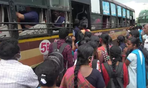 பேருந்து வசதிகள் இல்லாததால் பள்ளி கல்லூரி மாணவர்கள் பேருந்து நிலையத்தில் தவிப்பு