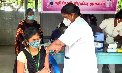 கடலூரில் சிறப்பு தடுப்பூசி மையமாக மாறிய அரசு கல்லூரி: மாணவர்கள் ஆர்வம்