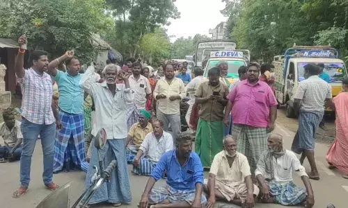 அரசு நேரடி நெல்கொள்முதல் நிலையம் திறக்கப்படாததை கண்டித்து விவசாயிகள் சாலை மறியல்