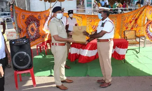 போக்குவரத்து காவலர்களுக்கு கண்ணாடியால் ஆன முக கவசம் - எஸ்.பி வழங்கல்