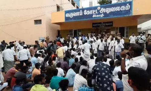 மீனவக்குடும்பங்கள் ஊரைவிட்டு ஒதுக்கி வைக்கப்பட்ட விவகாரம்:  சுமூகத் தீர்வு