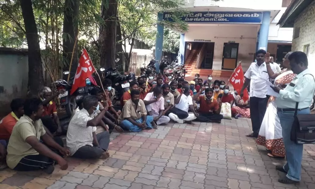செங்கோட்டையில் பல்வேறு கோரிக்கைகளை வலியுறுத்தி துப்புரவு பணியாளர்கள் தர்ணா செங்கோட்டையில் பல்வேறு கோரிக்கைகளை வலியுறுத்தி துப்புரவு பணியாளர்கள் தர்ணா