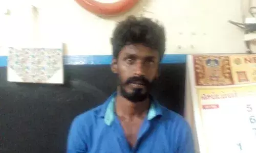 போதையில் அரிவாளுடன் அலப்பறை செய்த ரவுடிக்கு போலீஸ் ஸ்டேஷனில் சிறப்பு பூஜை