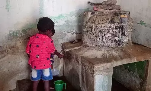 தஞ்சாவூர் அருகே அடிப்படை  வசதிகளின்றி தவிக்கும் கிராம மக்கள்...!
