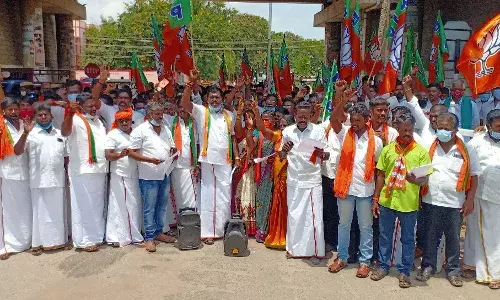 திண்டுக்கல்லில் அரசு அதிகாரிகளை கண்டித்து பாஜகவினர் ஆர்ப்பாட்டம்