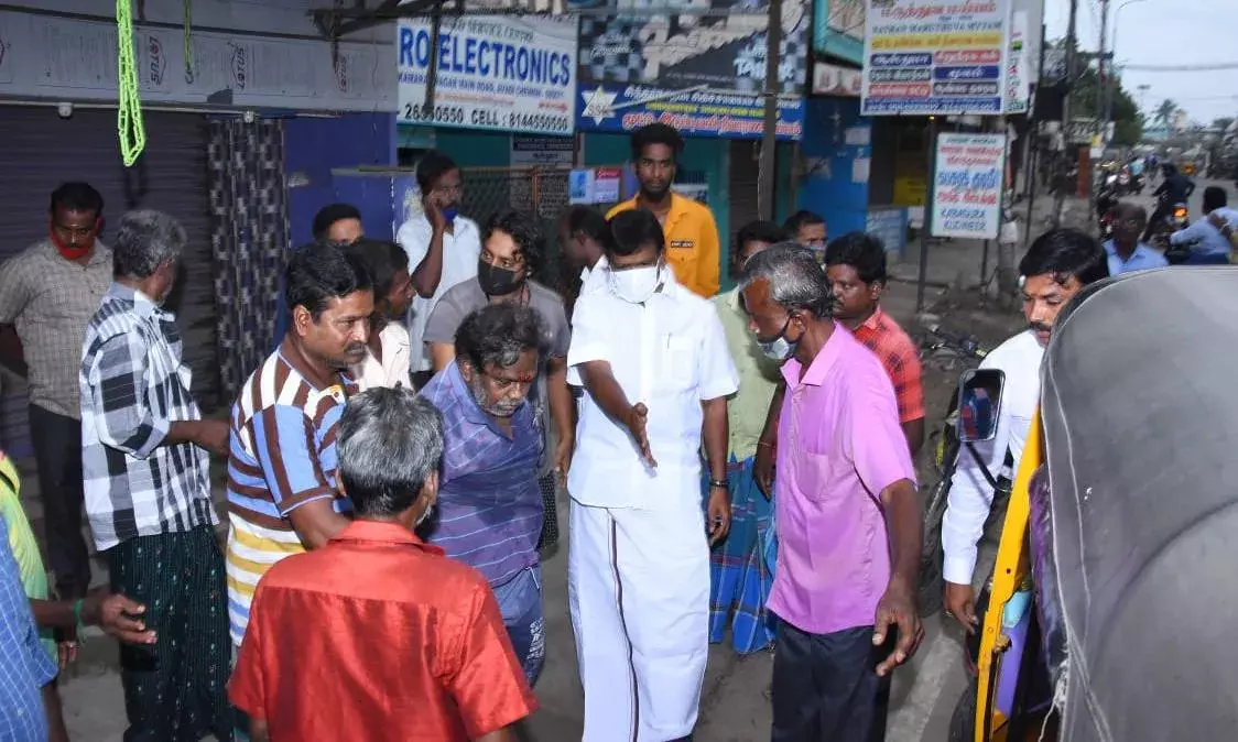 விபத்தில் காயமடைந்த நபரை மீட்டு மருத்துவமனைக்கு அனுப்பி வைத்த அமைச்சர்