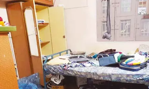 ஆசிரியர் வீட்டின் பூட்டை உடைத்து 50 பவுன் நகை திருட்டு