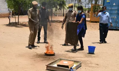 உடுமலையில் தீயணைப்புத் துறை சார்பில் தீ தடுப்பு செயல் விளக்கம்