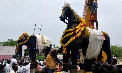அய்யனார் கோயிலில்  35 டன் எடையிலான யானை, குதிரை கற்சிலைகள் பிரதிஷ்டை.