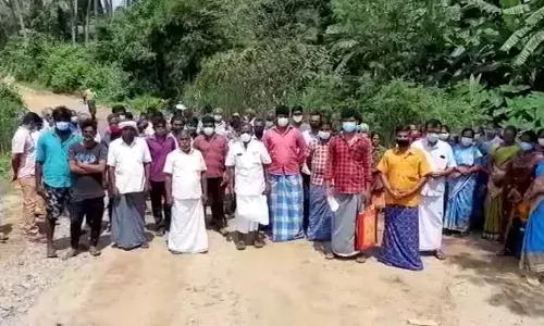 விவசாய நிலங்களை பாதிக்கும் கல்குவாரிகளை மூடக்கோரி விவசாயிகள் போராட்டம் விவசாய நிலங்களை பாதிக்கும் கல்குவாரிகளை மூடக்கோரி விவசாயிகள் போராட்டம்
