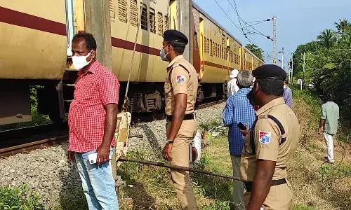 குமரியில் மின்கம்பி அறுந்ததால் ரயில் சேவை நிறுத்தம்: சீரமைப்பு பணி தீவிரம்