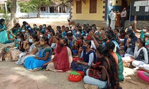 பொதுத்தேர்வை புறக்கணித்த மாணவர்கள்; தேர்வு மையம் முன் போராட்டம்