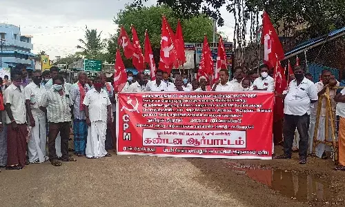 நெடுஞ்சாலைதுறையை கண்டித்து மார்க்சிஸ்ட் கட்சியினர் ஆர்ப்பாட்டம்
