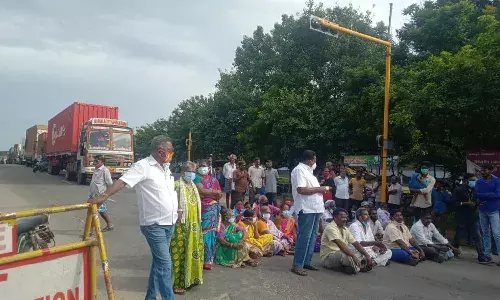 தனிநபர் ஆக்கிரமிப்பால் தடைபட்ட சாலைப்பணிகள்: பொதுமக்கள் சாலை மறியல்