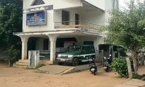 ரூ.4,500 லஞ்சம் வாங்கிய பெண்  மோட்டார் வாகன ஆய்வாளர் கைது