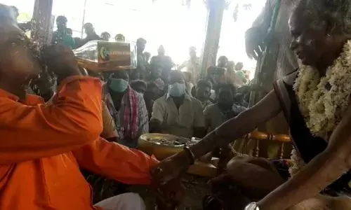 ஸ்ரீபெரும்புதூர் : குறி கேட்க வருபவரை புல் பாட்டில் மது குடிக்க வைக்கும் சாமியார்