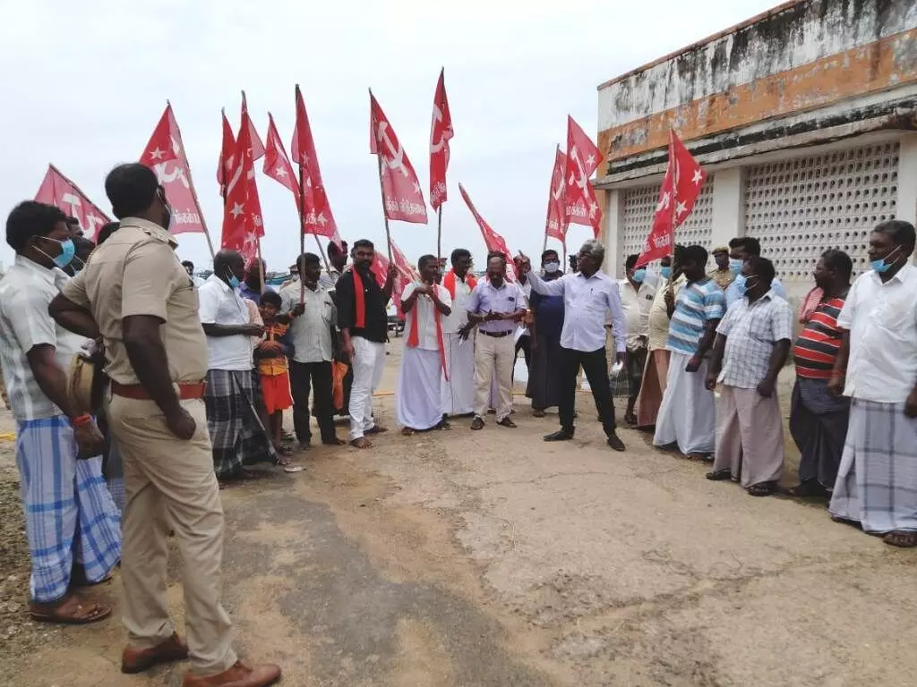 மத்திய அரசு கொண்டு வந்துள்ள மீன்வள மசோதாவைக்கண்டித்து கடலில் இறங்கி போராட்டம் மத்திய அரசு கொண்டு வந்துள்ள மீன்வள மசோதாவைக்கண்டித்து கடலில் இறங்கி போராட்டம்