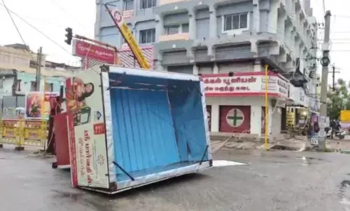 காற்றில் பறந்த காவல் உதவி மையம்: பெரும் அசம்பாவிதம் தவிர்ப்பு