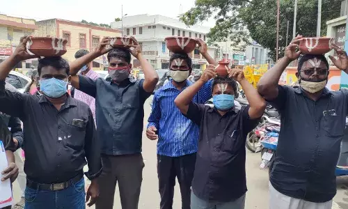 பொதுத்துறை நிறுவனங்களை தனியார் மயமாக்க எதிர்ப்பு:  திருவோடு ஏந்தி போராட்டம் பொதுத்துறை நிறுவனங்களை தனியார் மயமாக்க எதிர்ப்பு:  திருவோடு ஏந்தி போராட்டம்