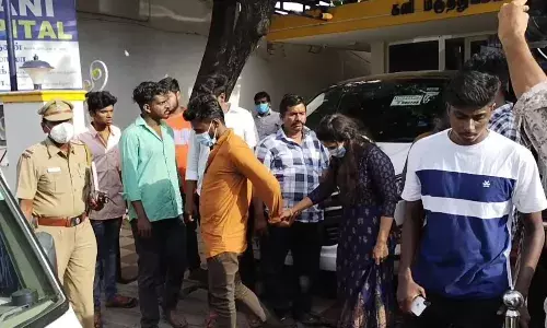 நெல்லை காவல் நிலையத்தில் தஞ்சம் புகுந்த காதல் ஜோடிக்கு கத்தி குத்து