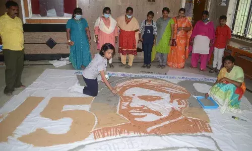 வ.உ.சிதம்பரனாரின் உருவத்தை மணலால் வரைந்து அசத்திய நெல்லை மாணவிகள்