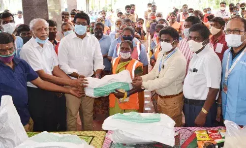நெல்லையில் முன்களப்பணியாளர்கள் 300 பேருக்கு நலத்திட்ட உதவிகள் வழங்கல்