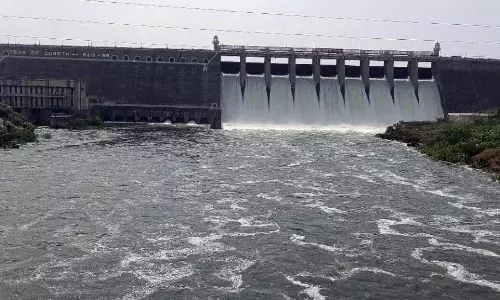 102 அடியை எட்டிய பவானிசாகர் அணை; கரையோர மக்களுக்கு வெள்ள அபாய எச்சரிக்கை 102 அடியை எட்டிய பவானிசாகர் அணை; கரையோர மக்களுக்கு வெள்ள அபாய எச்சரிக்கை