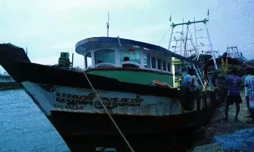 நாகையில் நடுக்கடலில், கடல் சீற்றத்தால் கடலுக்குள் விழுந்த மீனவர் பலி