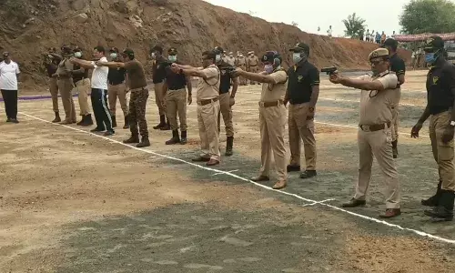சேலம் நகர மலை அடிவாரத்தில் காவலர்களுக்கு துப்பாக்கி சுடும் போட்டி