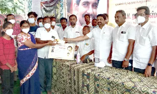 உயிரிழந்த மகனின் உறுப்புகள் தானம்: திமுக பிரமுகருக்கு பாராட்டு விழா