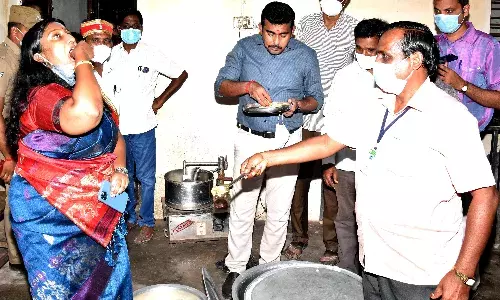 இராசிபுரம் அருகே பழங்குடியினர் பள்ளியில் உணவை அருந்தி  ஆய்வு செய்த கலெக்டர்