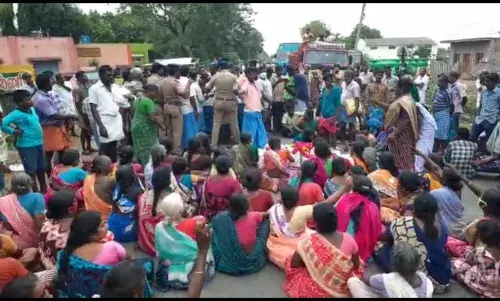 பழனி அருகே இறந்தவரின் உடலை  வைத்து உறவினர்கள் சாலை மறியலில்