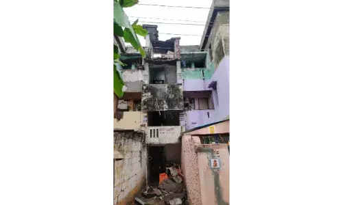 மதுரையில் பலத்த மழை: அடுக்குமாடி வீட்டின் படிகள் இடிந்து விழுந்தன