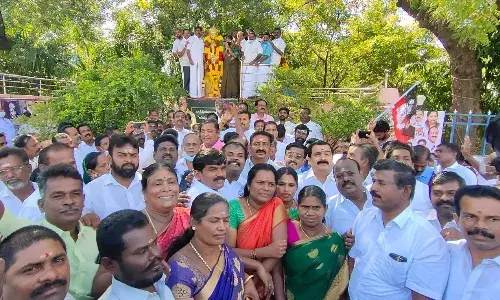 வ.உ.சிதம்பரனார் பிறந்த நாள் விழா: அதிமுகவினர் மாலை அணிவித்து மரியாதை வ.உ.சிதம்பரனார் பிறந்த நாள் விழா: அதிமுகவினர் மாலை அணிவித்து மரியாதை