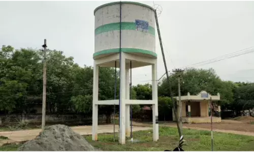 மேல்நிலை நீர்த்தேக்கத் தொட்டி குழாய் சேதம்:  குடிநீர்  வீணாகும் அவலம் மேல்நிலை நீர்த்தேக்கத் தொட்டி குழாய் சேதம்:  குடிநீர்  வீணாகும் அவலம்