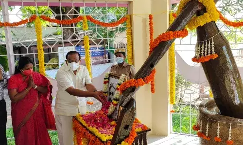 கோவை மத்திய சிறையில் வ.உ.சி. இழுத்த செக்கிற்கு மாலை அணிவித்து மரியாதை