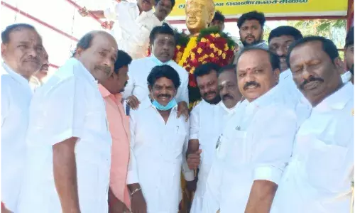 திண்டுக்கல்: வ.உ.சி உருவச்சிலைக்கு அதிமுகவினர்  மாலை அணிவித்து மரியாதை