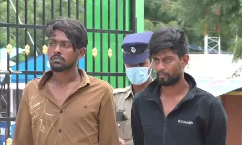 பட்டாக்கத்திகளுடன் காரில் சுற்றிய கும்பல்: 3 பேர் கைது; 3 பேர் தப்பி ஓட்டம் பட்டாக்கத்திகளுடன் காரில் சுற்றிய கும்பல்: 3 பேர் கைது; 3 பேர் தப்பி ஓட்டம்