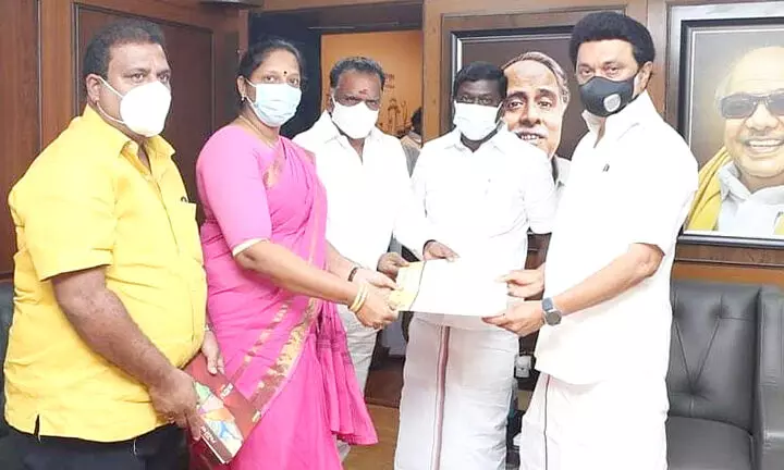 சூடுபிடிக்கும் உள்ளாட்சித் தேர்தல் களம்: கட்சி தாவும் முக்கிய புள்ளிகள் சூடுபிடிக்கும் உள்ளாட்சித் தேர்தல் களம்: கட்சி தாவும் முக்கிய புள்ளிகள்